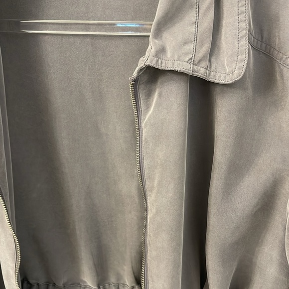 Light gray jacket with drawstring and zip up. Size XL - Picture 4 of 5